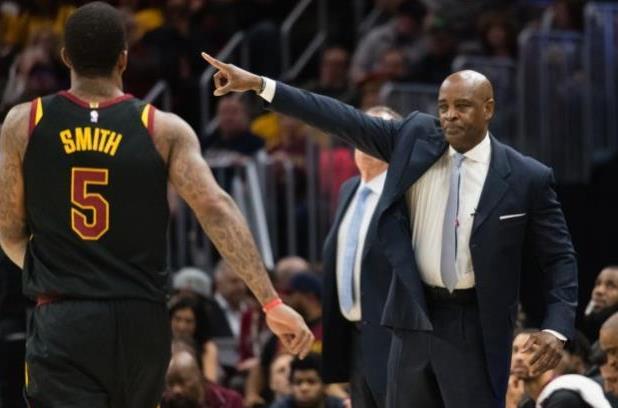 手并不少 手并不少